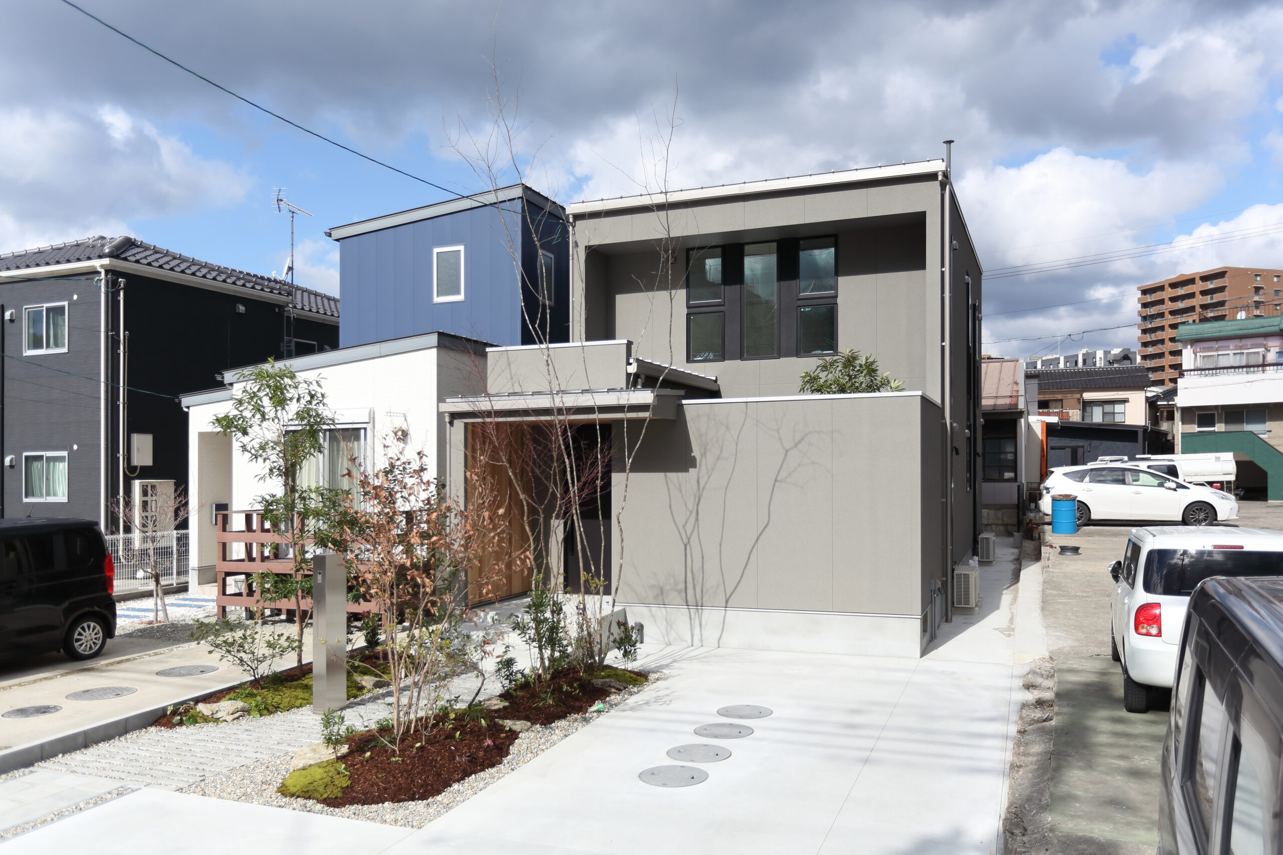 中庭で視線を気にせず、光と開放感のある住まい